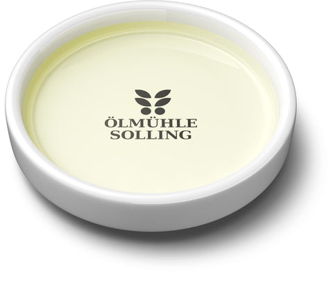 Mandel Vanille Würzöl transparentes Öl in Schale der Ölmühle Solling