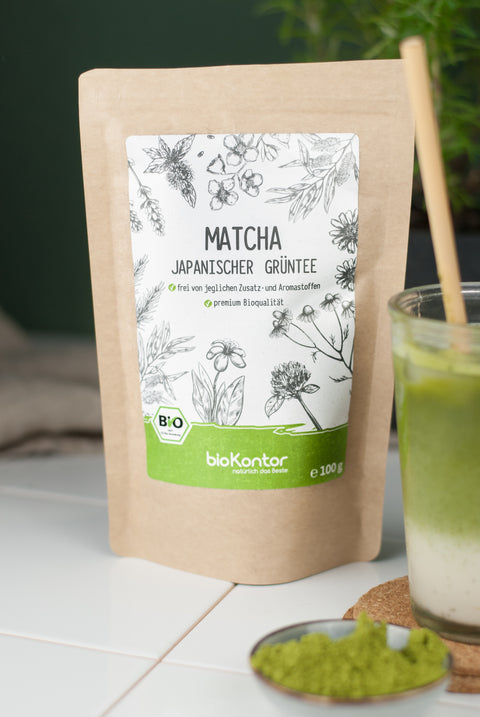 Bio Matchapulver im Doypack mit einem Iced Matcha Latte
