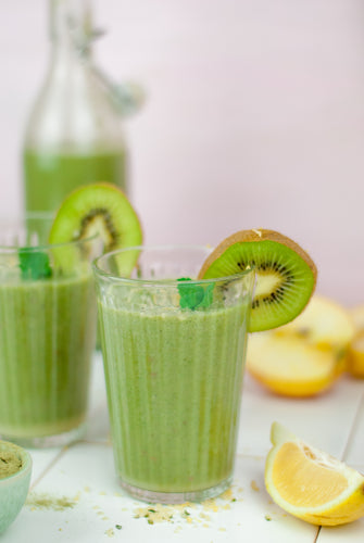 grüner Smoothie mit Zitrone