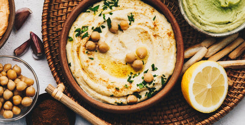 Hummus mit Schwarzkümmelöl, Zitrone und Knoblauch