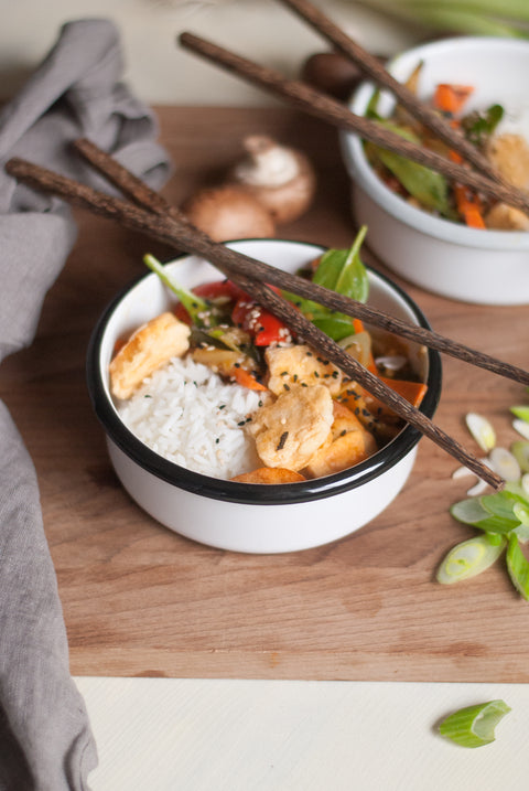 Reisgericht mit Tofu und Kurkuma in Schale mit Stäbchen