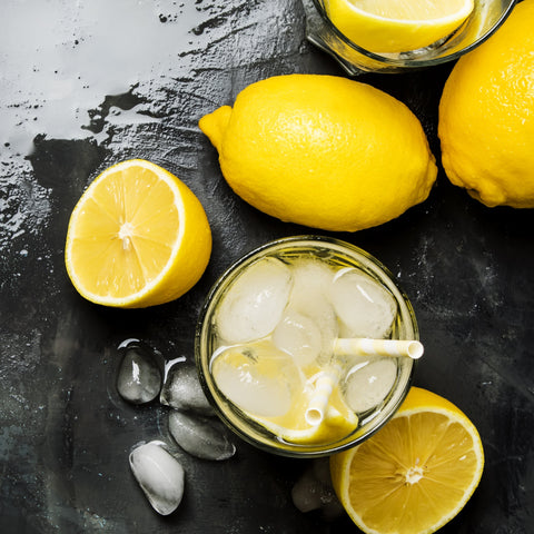 erfrischendes Zitronenwasser mit bio MCT Öl