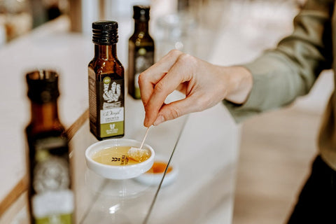 Bio Würzöle der Ölmühle Solling in Probierschale zum Testen