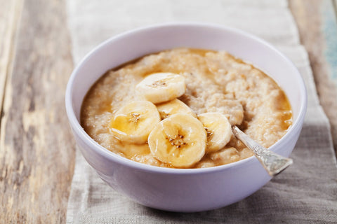 Porridge mit Banane getoppt mit Hagebuttenpulver 