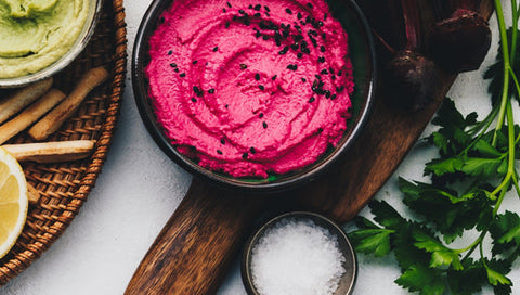 Hummus mit Schwarzkümmelsamen und rote Beete