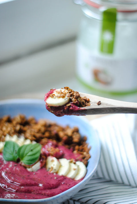Hagebuttenpulver Smoothie Bowl mit Bananen und Granola