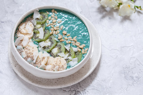 Spirulina Smoothie Bowl mit Chiasamen und Kokosjoghurt