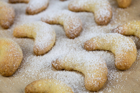 Vanillekipferl mit Puderzucker bestreut