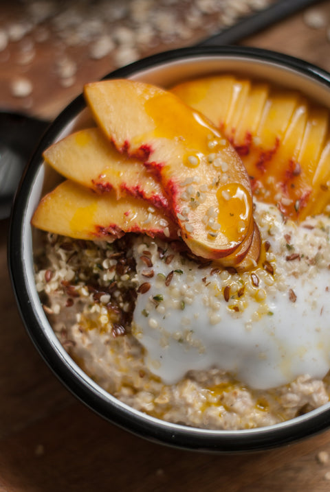 Weizenkeimöl Porridge mit Pfirsich und Hanfsamen 