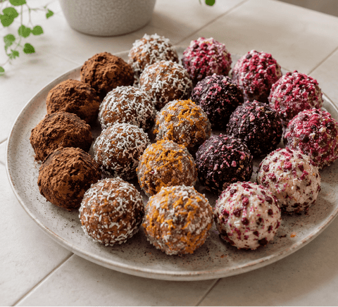 Bunte Energy Balls mit Akazienpulver - Rezeptvorschau - bioKontor