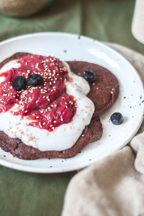 Traubenkernmehl Pfannkuchen mit Rhabarberkompott - bioKontor