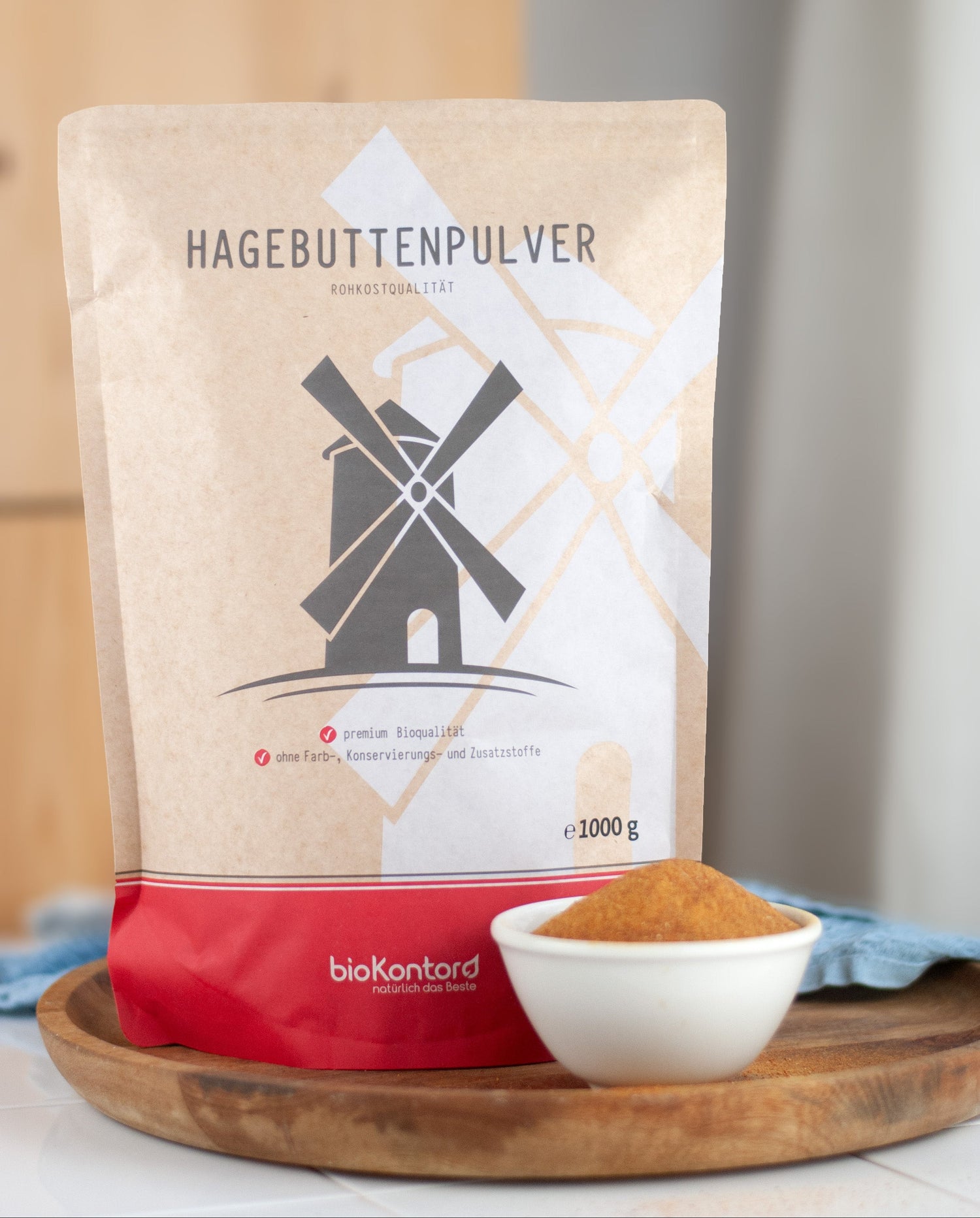 1000 g Hagebuttenpulver im Doypack mit einer Schale Hagebuttenpulver 