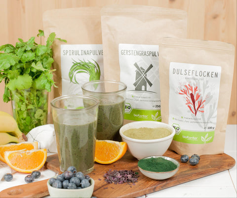 Heavy Metal Detox Smoothie Set mit Dulse, Spirulina, Gerstengrassaftpulver, Spirulina - angerichtet mit Koriander und Obst