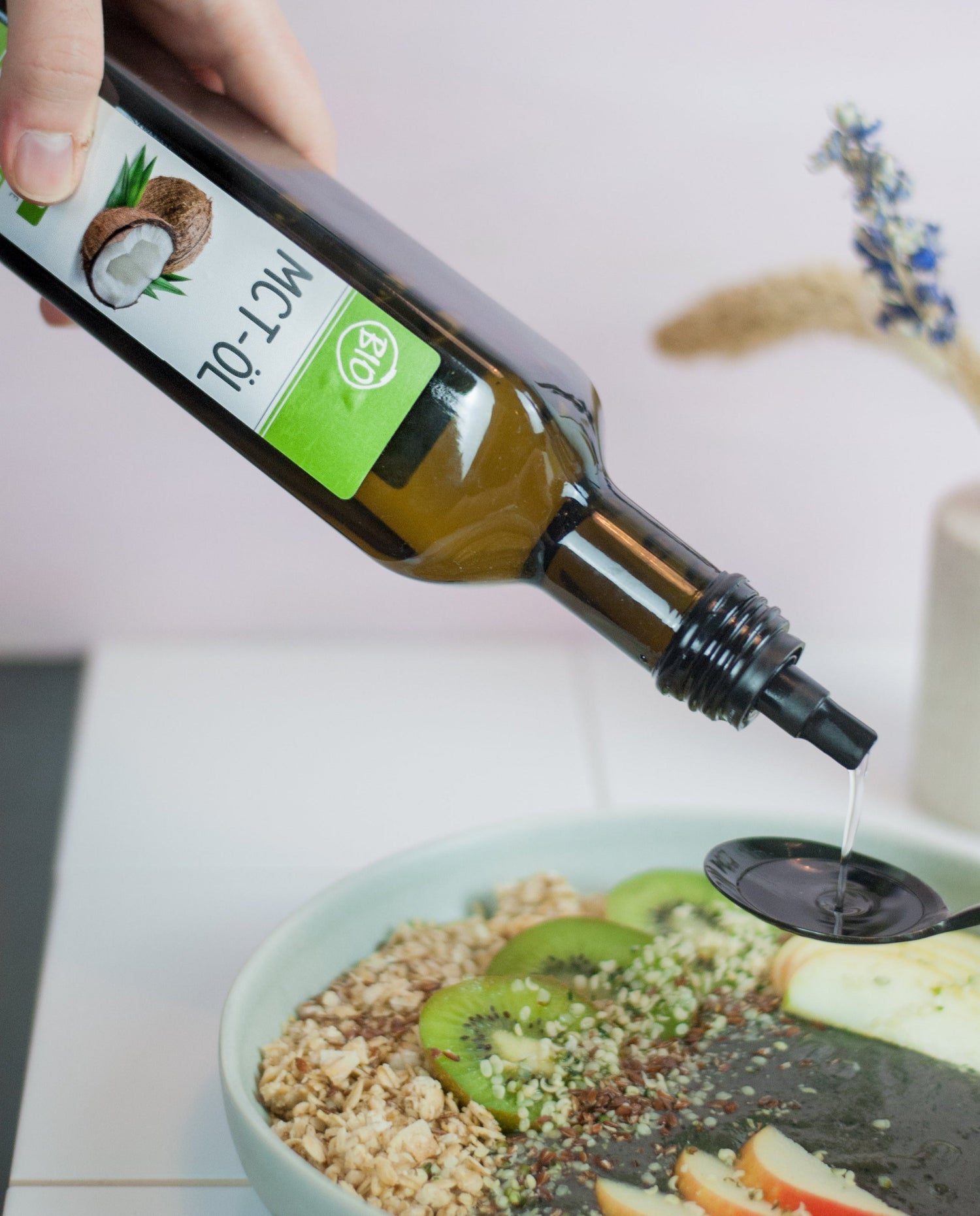 MCT Öl mit Ausgießer zum Dosieren für Smoothie Bowl