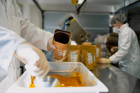 Produktion von Superfoods bei bioKontor, Abfüllung von Goldener Milch in Tüten in Produktionsraum 