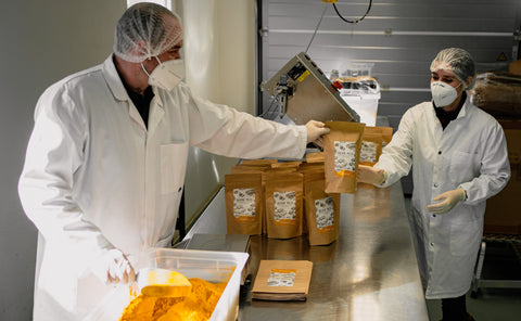 Mitarbeiter bei der Abfüllung von Pulver in der Produktion von bioKontor