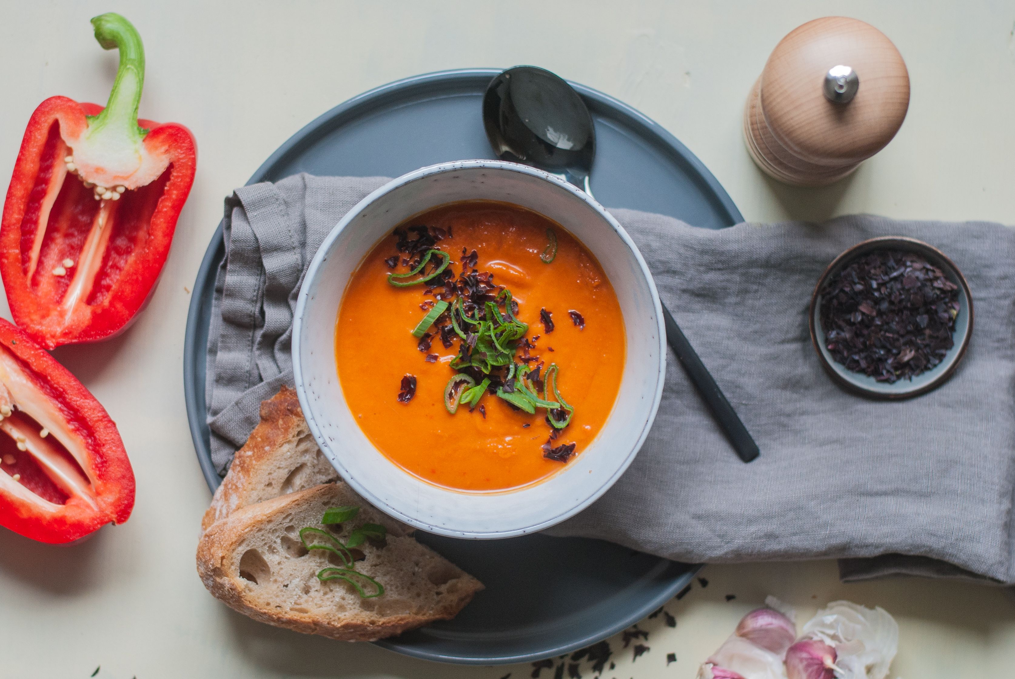 Geröstete Paprika-Kokos Suppe mit Dulse Flocken von bioKontor