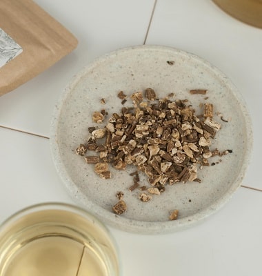 Löwenzahnwurzel bio, gertocknet und zerkleinert von bioKontor, ideal für die Teezubereitung